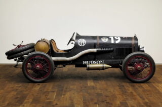 VINTAGE MOTOR RACING. Our Hudson Super Six Special from 1922 is a time witness into adventurous early motor racing. Originally owned and driven by Argentinian racing driver Antonio Trabucco in the 1920s it was discovered by a European classic car enthusiast in South America in 2014. He had the race car overhauled to well condition and full functionality including its six-cylinder inline engine with a displacement of 4.7 litres and an impressive output of 76 hp. Moreover, it comes with a great package of historical records, in-period photos and some original accessories. You’ll be impressed by the matt black finish and by the hearty engine sound both providing a martial appearance. This Hudson Super Six is the perfect candidate for putting on an impressive show at historic rallies or other vintage events with driving elements.
#americanclassiccars #hudsonsupersix #classicracing #vintagecarracing #prewarracecars #classicdriver #classiccars #carphotography #classiccartrader #drivetastefully #carpassion