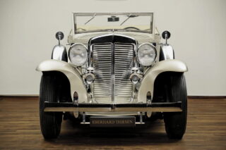 OUTSTANDING SIXTEEN CYLINDER. Even after 50 years in the exclusive classic car trade, there are still new premieres. This it is the first car with a 16-cylinder engine in our portfolio – a 1931 Marmon Sixteen Type 145 Convertible Sedan. ⁣
⁣
Established in 1902, Marmon was one of the pioneers of the American automobile industry. Marmon's V16 engine was a technical masterpiece, developed by the brands founder Howard C. Marmon. With a displacement of 8 litres, it delivered 200 hp – more power than the supercharged Mercedes cars of the 1930s. Only 390 examples were built in three years.⁣
⁣
Our Example is a Convertible Sedan by coachbuilder Le Baron, a model of which only 11 cars are known to survive today. It has remained in a private collection in Switzerland for the last 25 years. We love the extremely attractive and elegant two-tone paintwork in dark blue and ‘champagne’ metallic providing a glamorous touch of Hollywood. ⁣
⁣
This V16 is one of the most extraordinary engines of all time, and an exceptional privilege for just a very few cars. It took a good 70 years before another 16-cylinder engine impressed the automotive world in the Bugatti Veyron in 2005. ⁣
⁣
#marmoncars #marmonsixteen #classicdriver #classiccars #carphotography #classiccartrader #drivetastefully #carpassion